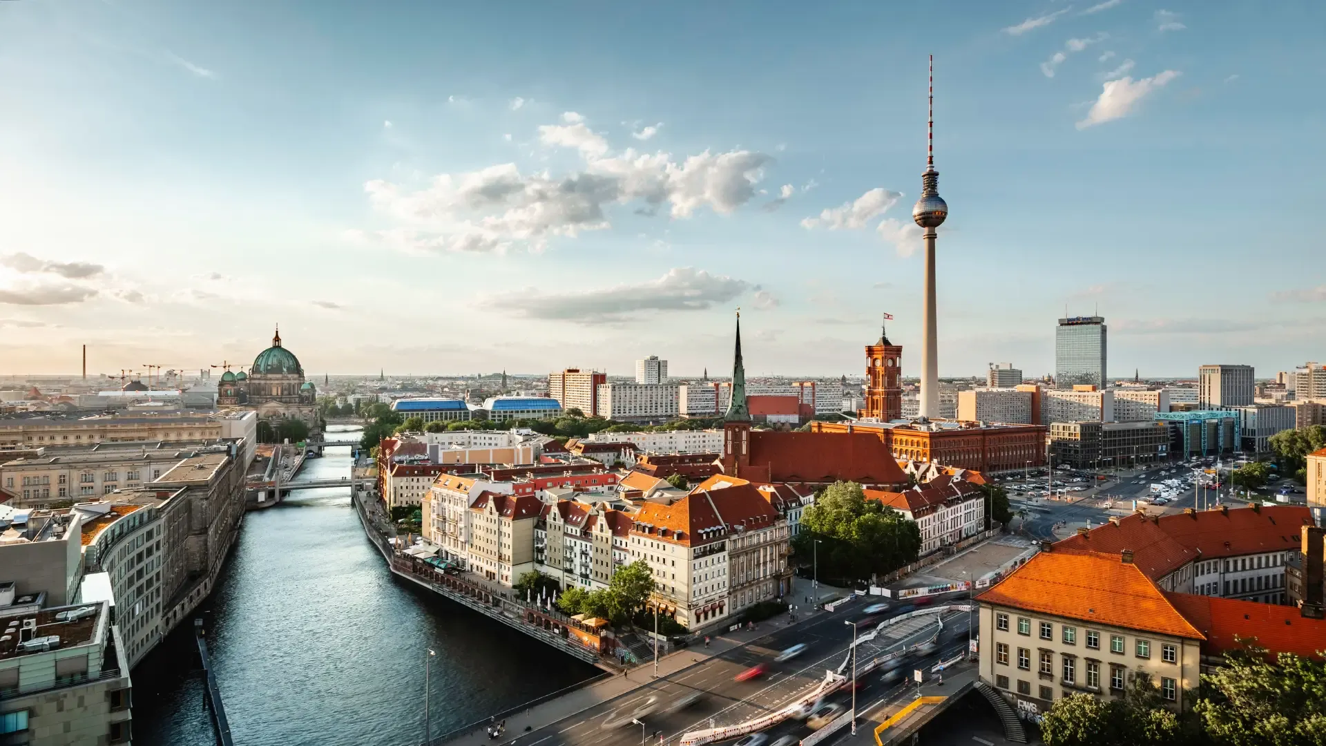 Blick über die Berliner Innenstadt mit Fernsehturm, Berliner Dom und Rotem Rathaus
