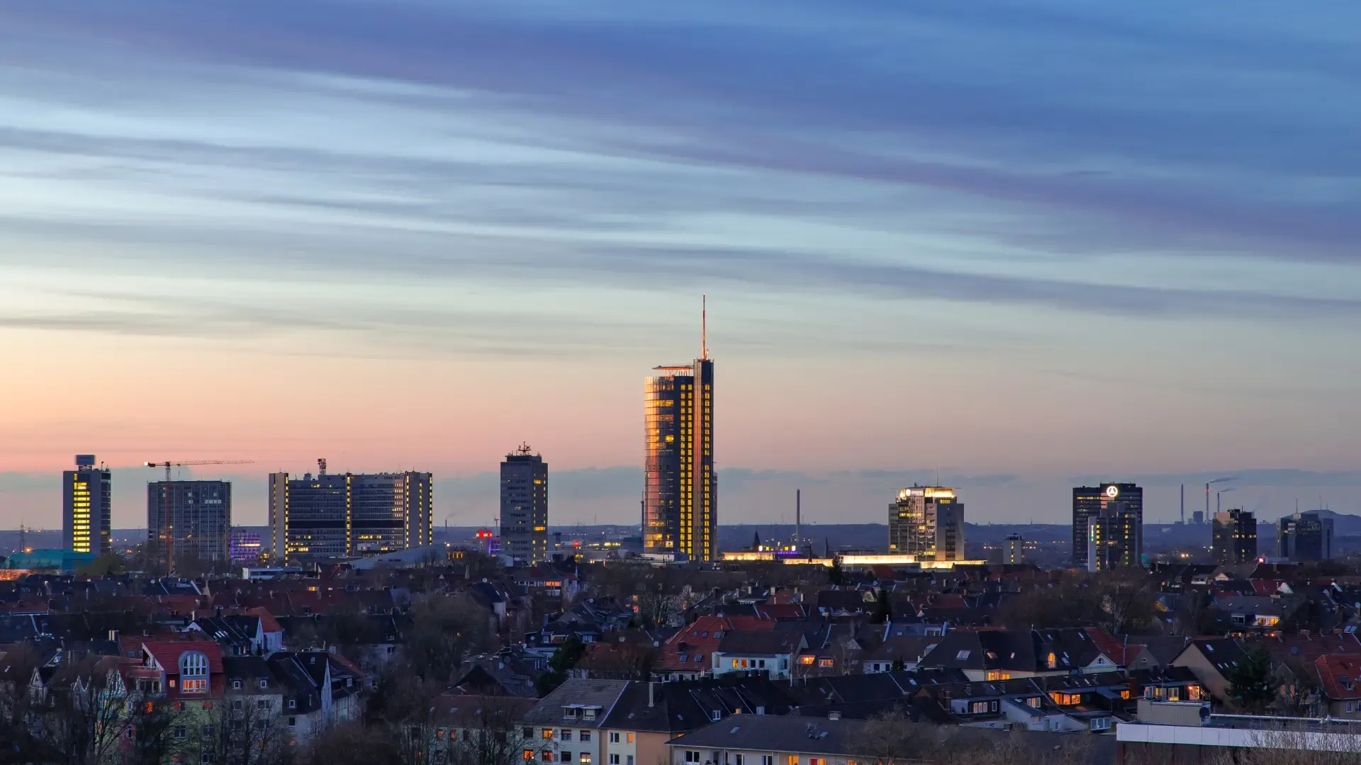 Skyline von Essen in der Abenddämmerung