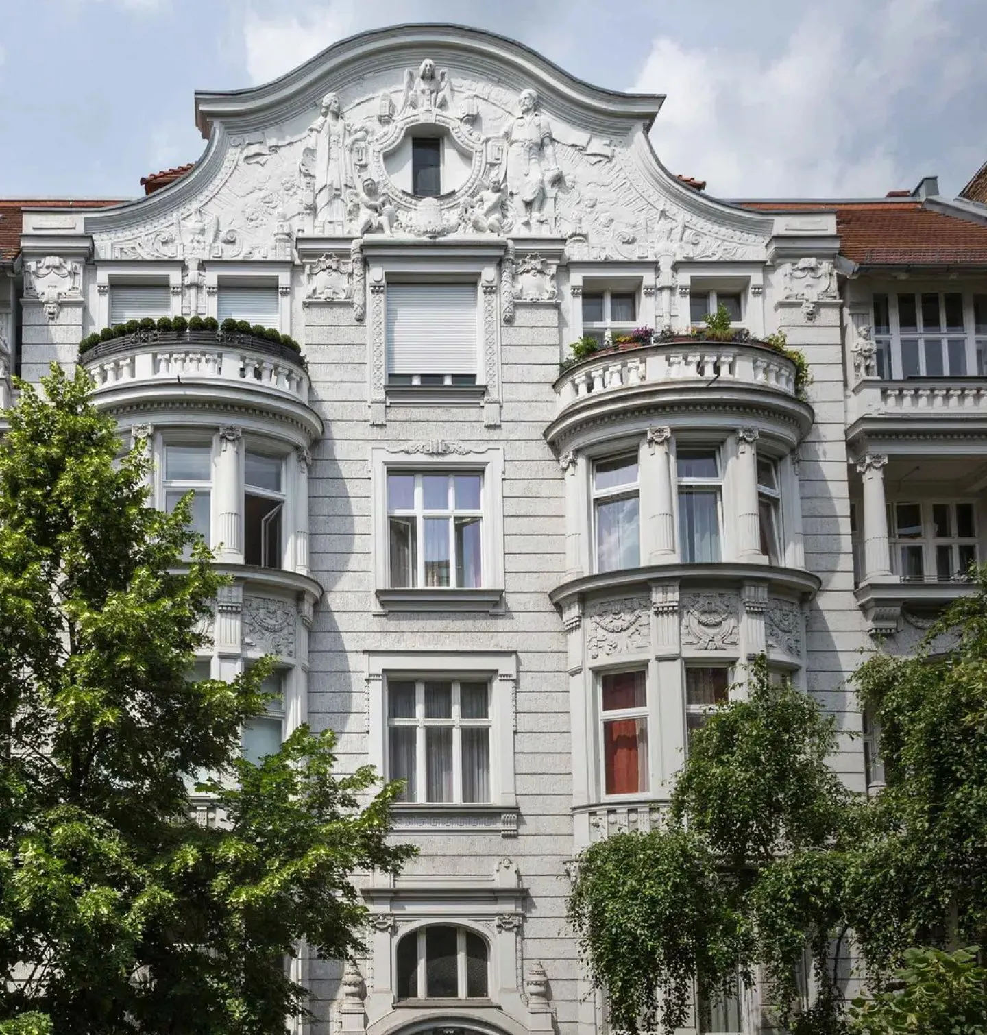 Sanierter Berliner Altbau mit Stuckfassade