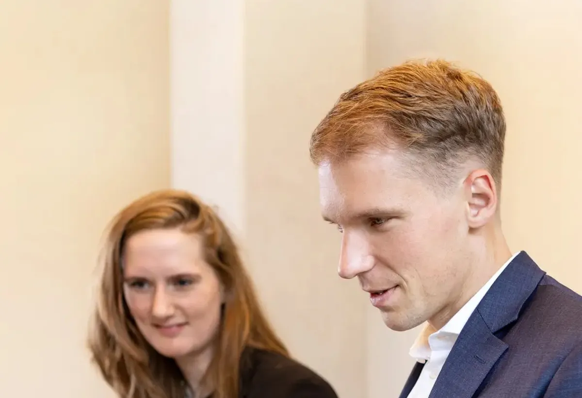 Beratungsgespräch am Besprechungstisch